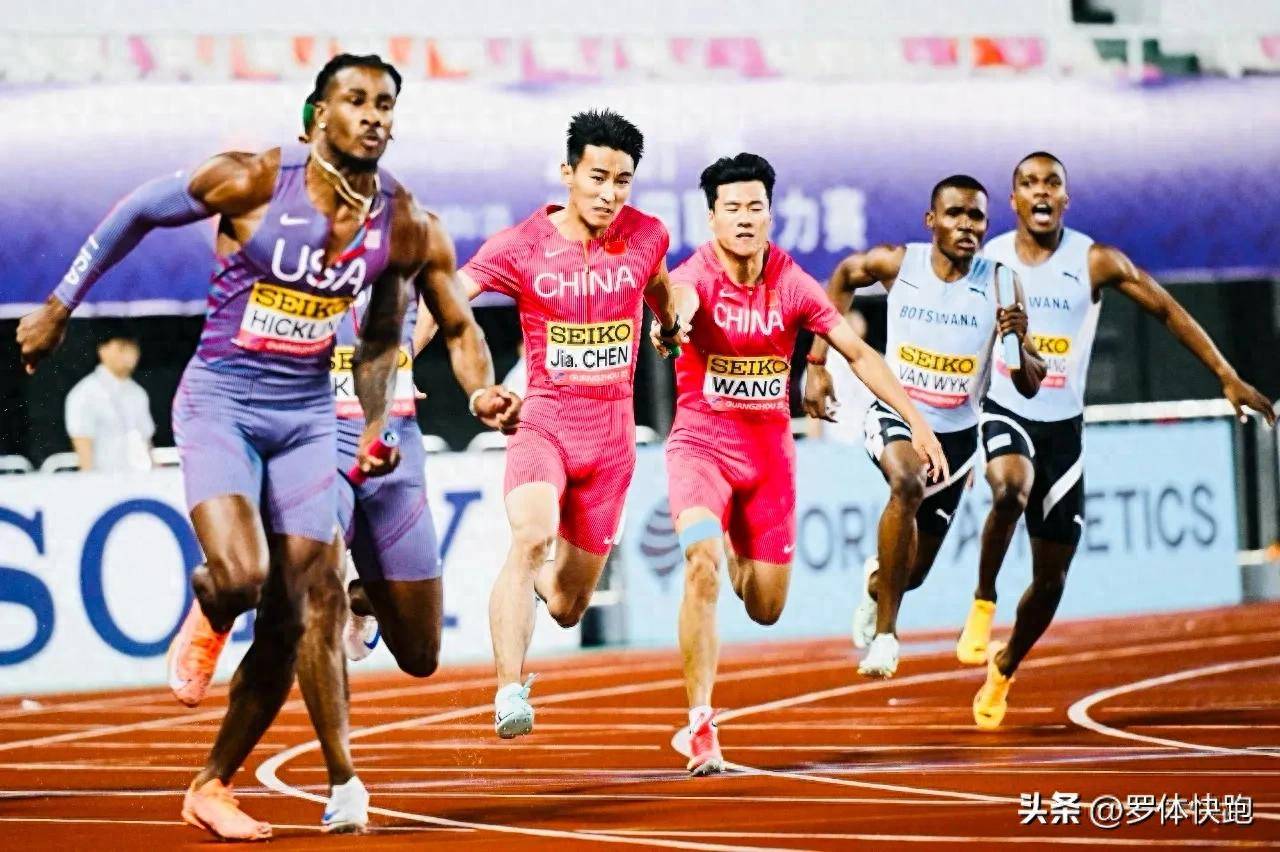 南非田径选手飞奔冲刺，夺得金牌