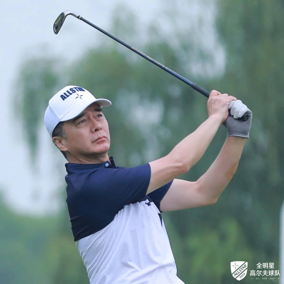 高尔夫明星选手受伤退赛,引发热议 高尔夫明星选手受伤退赛,引发热议